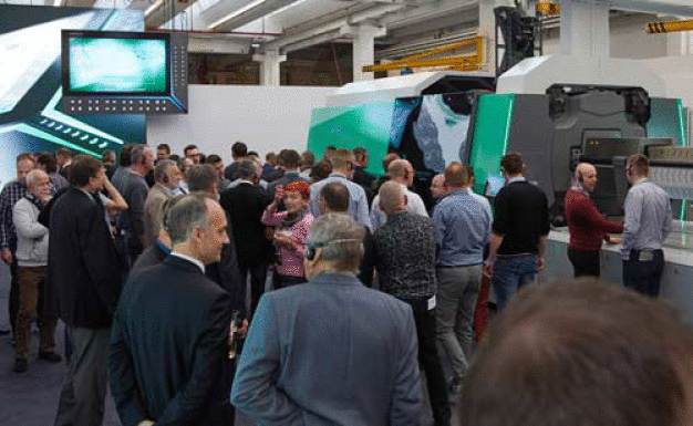 Ein Publikumsmagnet war die neue hybride Großmaschine Allrounder 1120 H mit 6.500 kN Schließkraft, die auf den Technologie-Tagen 2017 klappbare Trittschemel produzierte. (Foto: ARBURG) / The new large hybrid Allrounder 1120 H with a clamping force of 6,500 kN attracted a great deal of attention at the Technology Days 2017, producing folding step stools. (Photo: ARBURG)