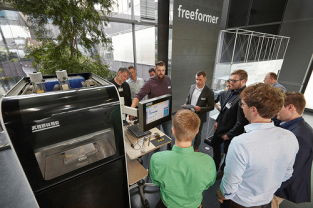 Praxisnah: An fünf Freeformern im Arburg Kundencenter (Bild), Prototyping Center und im Reinraum hatten die Teilnehmer des Freeformer-Anwendertags 2018 ausgiebig Gelegenheit zur Materialqualifizierung und zum Erfahrungsaustausch. (Foto: Arburg) / The theory was followed by a practical demonstration: five Freeformers in the Arburg Customer Center (photo), Prototyping Center and in the clean room offered the participants at the Freeformer User Day 2018 ample opportunity to qualify materials and exchange experiences. (Photo: Arburg)