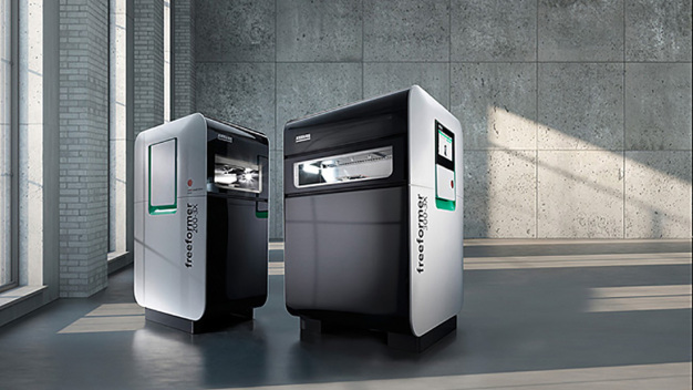 Die Freeformer 200-3X und 300-3X (v. l.) von Arburg decken ein breites Spektrum für die industrielle additive Fertigung von Funktionsbauteilen aus Originalmaterial ab. (Foto: ARBURG) / The Freeformers 200-3X and 300-3X (from left) from Arburg cover a broad spectrum for the industrial additive manufacturing of functional parts from original material. (Photo: ARBURG) Die Freeformer 200-3X und 300-3X (v. l.) von Arburg decken ein breites Spektrum für die industrielle additive Fertigung von Funktionsbauteilen aus Originalmaterial ab. (Foto: ARBURG) / The Freeformers 200-3X and 300-3X (from left) from Arburg cover a broad spectrum for the industrial additive manufacturing of functional parts from original material. (Photo: ARBURG)