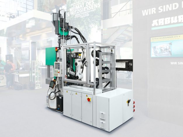 Flexible Serienfertigung „on demand“: Eine Turnkey-Anlage rund um einen vertikalen Allrounder 375 V und einen platzsparend angeordneten Sechs-Achs-Roboter produziert auf der Swiss Plastics Expo 2020 elastische Spannseile auf Kundenwunsch. (Foto: ARBURG) / Flexible high-volume production on demand: a turnkey system built around a vertical Allrounder 375 V and a six-axis robot in a space-saving configuration will produce different variants of elastic tension straps according to customer requirements at the Swiss Plastics Expo 2020. (Photo: ARBURG)