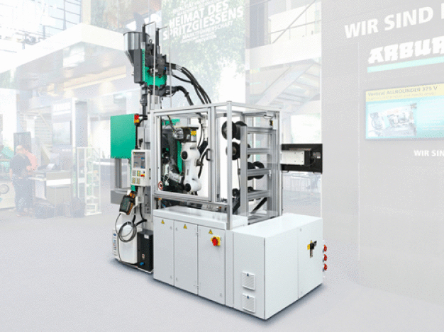 Flexible Serienfertigung „on demand“: Eine Turnkey-Anlage rund um einen vertikalen Allrounder 375 V und einen platzsparend angeordneten Sechs-Achs-Roboter produziert auf der Moldplas 2019 elastische Spannseile auf Kundenwunsch. (Foto: Arburg) / Flexible high-volume manufacturing 