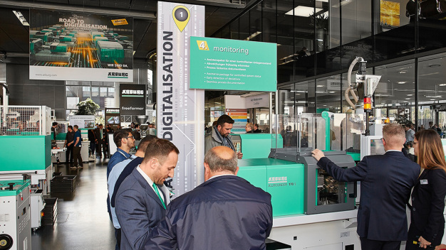 Auf den Technologie-Tagen 2019 war Corona noch kein Thema (Bild). In diesem Jahr werden die geladenen Gäste mittels eines neuen Besuchsmanagements durch das Unternehmen geführt. Dazu wurde der Termin von vier auf sechs Tage verlängert: vom 7. bis 12. Juni 2021. (Foto: ARBURG) / At Technology Days 2019, Covid was not yet an issue (see photo). This year, a new visitor management system will be in place to guide the invited audience round the company. The event has also been extended from four days to six and will now run from 7 to 12 June 2021. (Photo: Arburg)