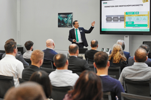 In Fachvorträgen zu den Themen „Road to Digitalisation“, Automobilbau, Freeformer und Packaging konnten sich die Gäste täglich zu aktuellen Themen und Trends informieren. (Foto: Arburg) / In expert presentations on the topics of 