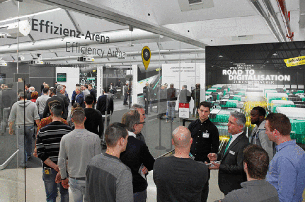 Die „Road to Digitalisierung“ zog sich durch das gesamte Unternehmen. In der Effizienz-Arena erhielten die Besucher einen Überblick zu den digitalen Bausteinen von Arburg. (Foto: Arburg) / The 