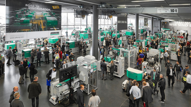 Volles Haus bei den Technologie-Tagen 2019, als Corona noch kein Thema war: Für 2022 hat Arburg sein einzigartiges Event sicherheitshalber von März auf Juni verschoben. (Foto: ARBURG) / Full house during the Technology Days 2019 when the coronavirus was not yet an issue: For the year 2022, Arburg has postponed its unique event from March to June. (Photo: ARBURG)