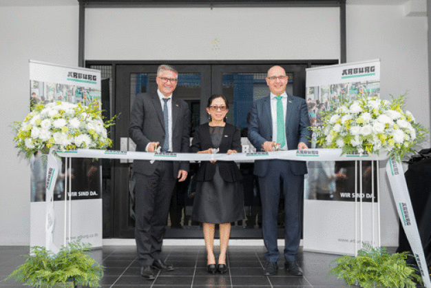 Feierliche Eröffnung der neuen Arburg-Räumlichkeiten in Thailand (v. r.): Andrea Carta, Bereichsleiter Vertrieb Übersee, Ratree Boonsay, Geschäftsführerin Arburg Thailand, und Dr. Alexander Raubold, Councillor Economic and Commercial Affairs der deutschen Botschaft in Bangkok. (Foto: ARBURG) / Inauguration of the new Arburg premises in Thailand (from right): Andrea Carta, Director of Overseas Sales, Ratree Boonsay, Managing Director Arburg Thailand, and Dr. Alexander Raubold, Counsellor Economic and Commercial Affairs of the German embassy in Bangkok. (Photo: ARBURG)