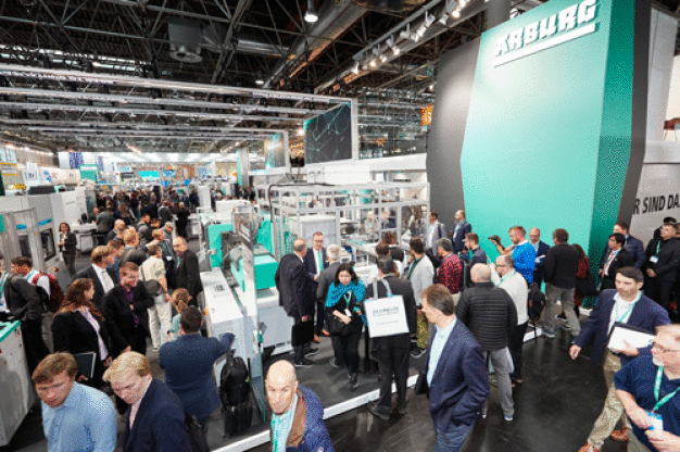 Publikumsmagnet Arburg-Messestand auf der K 2019: Auf über 1.500 Quadratmetern informierten sich die Fachbesucher über neue Produkten, innovative Anwendungen und Trendthemen. Das Interessen an den digitalen, nachhaltigen und produktionseffizienten Lösungen von Arburg war enorm. (Foto: Arburg) / The Arburg stand at K 2019 draws a lot of attention: trade visitors to the 1,500-square-metre exhibition space found information on new products, innovative applications, and topical issues. There was a huge amount of interest in Arburg’s digital and sustainable solutions for efficient production. (Photo: Arburg)