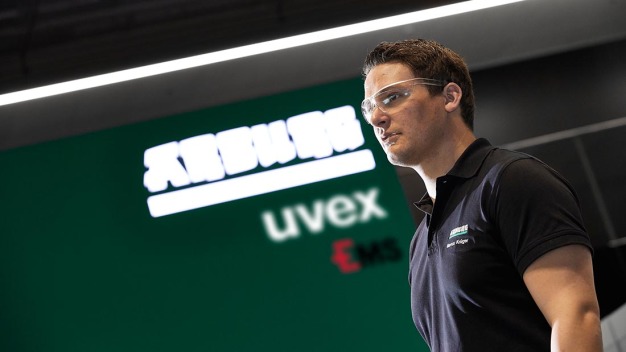 Schnelle Hilfe: Aus einem Messe-Demonstrator wird eine höchst sinnvolle Schutzbrille. (Foto: ARBURG) / Quick help: A trade fair demonstrator becomes a highly useful pair of protective goggles. (Photo: ARBURG)