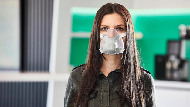 Die hochwertige Mund- und Nasenmaske aus LSR und PP hat Arburg selbst entwickelt und mit Partnern realisiert. (Foto: Arburg) / The high-quality LSR and PP mouth and nose mask was developed by Arburg itself and realised with partners. (Photo: Arburg)