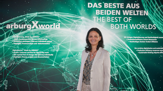 Juliane Hehl, geschäftsführende Gesellschafterin und verantwortlich für den Marketingbereich bei Arburg: Auf der Fakuma 2021 werden wir mit viel Pioniergeist und zielgerichteter Strategie zeigen, wie Kunststoffteile heute und morgen wettbewerbsfähig, nachhaltig und digital vernetzt produziert werden können.“ (Foto: ARBURG) / Juliane Hehl, Managing Partner and responsible for Marketing at Arburg: “With our pioneering spirit and focused strategy, we will show at Fakuma 2021 how plastic parts can be produced today and tomorrow, competitively, sustainably, and digitally interconnected.