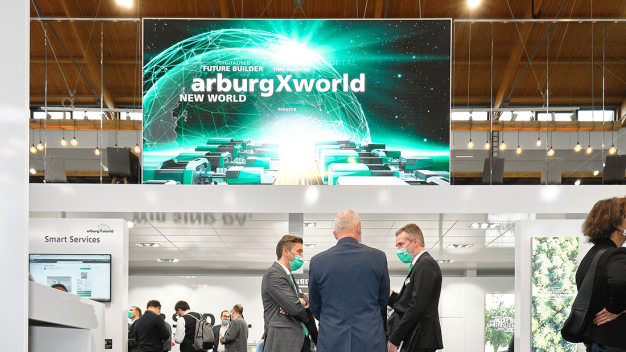 Alles digital? Die „arburgXworld“ war ein zentrales Thema auf dem Arburg-Messestand. (Foto: ARBURG) / Everything digital? “arburgXworld” was a central theme on the Arburg stand. (Photo: ARBURG)