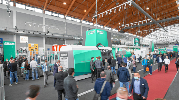 Arburg Statement: Auf dem vergrößertem Messestand konnte ein repräsentativer Querschnitt des vielschichten Produkt- und Servicespektrums adäquat präsentiert werden. (Foto: ARBURG) / Arburg’s statement: A representative cross-section of its diverse range of products and services was displayed to great effect at its expanded trade fair stand. (Photo: ARBURG)