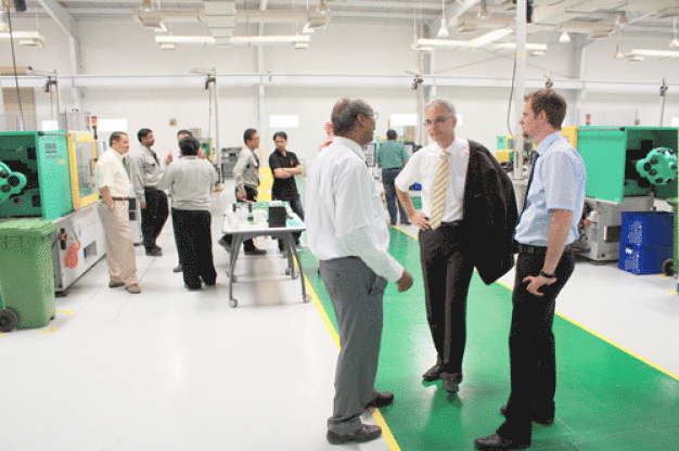 „Wissenstransfer spielt für uns eine sehr wichtige Rolle“, betont Niederlassungsleiter Joachim Branz (2.v.r.). Daher veranstaltet Arburg vor Ort Seminare und Schulungen, z. B. am „Higher Institute for Plastics Fabrication“ (HIPF) in Riad, Saudi-Arabien. / “The transfer of knowledge plays a very important role,” says subsidiary manager Joachim Branz (2nd from right). Arburg therefore holds on-site seminars and training courses, e.g. at the “Higher Institute for Plastics Fabrication” (HIPF) in Riad, Saudi Arabia.