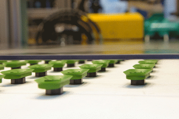 Fertigungsprozess mit Know-how: In nur einem Schritt lassen sich komplette Vakuumsauger aus LSR und Thermoplast herstellen. (Foto: Arburg) / Production process with know-how: complete suction pads can be produced from LSR and thermoplastic in a single operation. (Photo: Arburg)