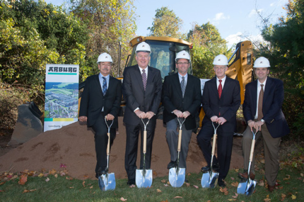 Feierlicher Spatenstich für den Arburg-Neubau in Rocky Hill: Friedrich Kanz (2.v.r.), President Arburg Inc., mit seinen Mitarbeitern Robert Arace (2.v.l.), Vice-President & CFO, und John Adamowicz (l.), Service, sowie dem verantwortlichen Architekten James Becker (Mitte), Tecton Architects, und Donald Swanson (r.), Vice President AZ Corp / Construction Management. (Foto: DFphotography (Daniel Ferrari)) / Groundbreaking ceremony for the new Arburg building in Rocky Hill: Friedrich Kanz (2nd from right), President Arburg Inc., with his colleagues Robert Arace (2nd from left), Vice-President & CFO, and John Adamowicz (left), Service, with the responsible architect James Becker (centre), Tecton Architects, and Donald Swanson (right), Vice President AZ Corp / Construction Management. (Photo: DFphotography (Daniel Ferrari))