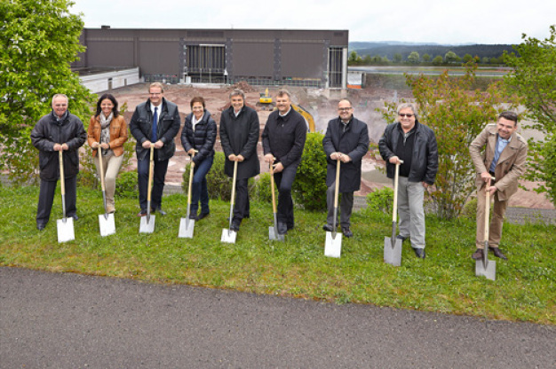 Offizieller Spatenstich am 28. April 2014 anlässlich eines neuen Gebäudeabschnitts von Arburg in Loßburg (Bild von links): die Arburg-Gesellschafter Eugen Hehl, Juliane Hehl, Michael Hehl und Renate Keinath sowie Siegfried Schmelzle und Claus Matt (beide Architekturbüro Schmelzle+Partner), der Loßburger Bürgermeister Christoph Enderle, Hans J. Theurer (Hans J. Theurer Hoch- und Tiefbau) und Mario Müller (A. M. Müller Tief- und Straßenbau). (Foto: Arburg) / Official ground-breaking ceremony on 28 April 2014 for the new Arburg building section in Lossburg (from left to right): Arburg Partners Eugen Hehl, Juliane Hehl, Michael Hehl and Renate Keinath with Siegfried Schmelzle and Claus Matt (both from Schmelzle+Partner architect's office), the Mayor of Lossburg Christoph Enderle, Hans J. Theurer (Hans J. Theurer Hoch- und Tiefbau) and Mario Müller (A. M. Müller Tief- und Straßenbau). (Photo: Arburg)