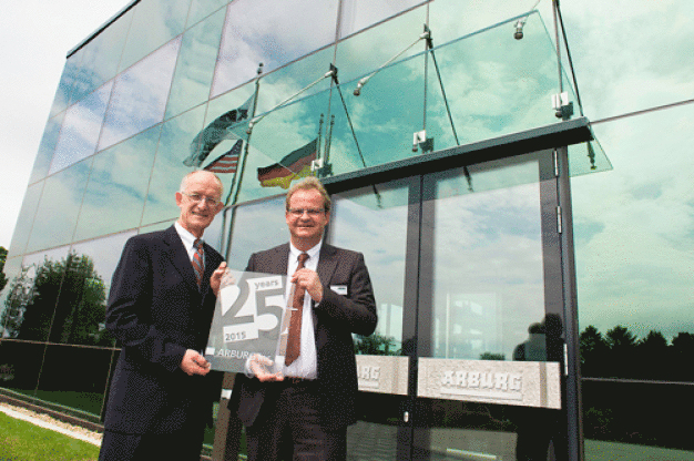 Zum 25-jährigen Bestehen von Arburg Inc. überreichte Gesellschafter Michael Hehl (rechts) am 16. Juni 2015 die Arburg-Jubiläumsplastik an Niederlassungsleiter Friedrich Kanz. (Foto: ARBURG/Yardis) / To mark the 25th anniversary of Arburg Inc., Managing Partner Michael Hehl (right) presented the Arburg commemorative sculpture to subsidiary manager Friedrich Kanz on 16 June 2015. (Photo: ARBURG/Yardis)