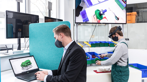 Die Software »ARCaide Assembly Suite« unterstützt Fachkräfte mit einer automatisierten Montageplanung oder einer beispielsweise auf Augmented Reality basierenden Montageassistenz. © Fraunhofer IPA/Foto: Rainer Bez / The “ARCaide Assembly Suite” software supports skilled operators with, for example, automated assembly planning or assembly assistance based on augmented reality. © Fraunhofer IPA/Photo: Rainer Bez