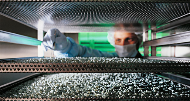 Durch die Übernahme eines Silikonverarbeiters hat Trelleborg 2011 sein Know-how im Bereich der Reinraumfertigung von Silikonbauteilen sowie der Herstellung von Mehrkomponentenprodukten aus Silikon für die Pharma- und Medizintechnikindustrie erweitert. / Trelleborg has invested in cleanroom manufacturing of silicone components and in the production of silicone multi-component products for the pharmaceutical and medical industries.