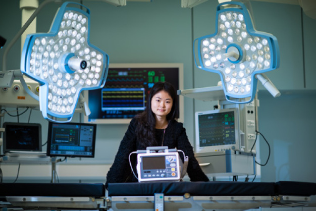 Krankenhaustechnikerin Kun Fang untersucht Innovationen bei Patientenmonitoren. / Clinical engineer Kun Fang, researching innovations in patient monitors, predicts.