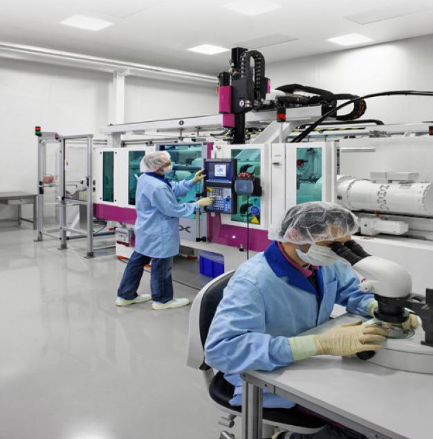 Das Hauptwerk von Trelleborg für Komponenten aus Flüssigsilikon (LSR) im schweizerischen Stein am Rhein hat sein eigenes Werkzeugcenter, das alle Formwerkzeuge für den Standort entwirft und fertigt. / Trelleborg’s main Liquid Silicone Rubber (LSR) plant in Stein am Rhein, Switzerland, has its own tooling center, where all tools at the facility are designed and finished.
