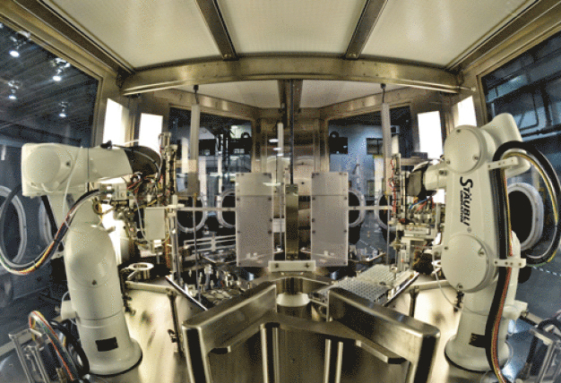 Im aseptischen Isolator produzieren Stäubli Sechsachser in Stericlean Ausführung Pharmazeutika. / In the aseptic isolator, Stäubli six-axis Stericlean robots produce pharmaceuticals.