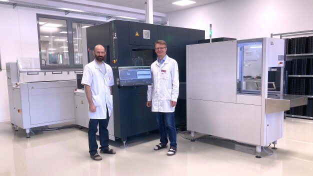 Von links: Sebastian Forsthuber (Spezialist Nutzentrenner, technosert) und Christian Schmidinger (Process Technology Manager, technosert)
