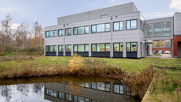 Außenansicht des neuen Laborgebäudes mit dem Glasübergang als Anbindung an den Bestand des Max-Planck-Instituts in Bremen (Cadolto Modulbau GmbH)