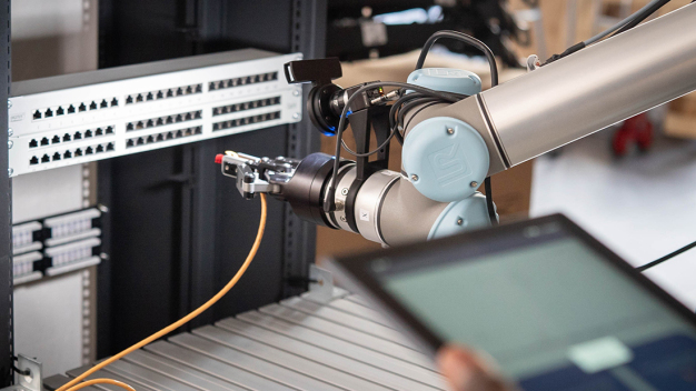 Dank der KI-basierten Robotersteuerung Mirai können Industrieroboter ihren Arbeitsbereich mit Kameras wahrnehmen und ihre Bewegungen an die Gegebenheiten anpassen. © Micropsi Industries / Thanks to the AI-based robot controller Mirai, industrial robots can perceive their work area with cameras and adapt their movements to the circumstances. © Micropsi Industries