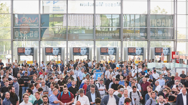 Besucher auf ihrem Weg in die Hallen der automatica 2022. / Visitors on their way into the halls of automatica 2022.