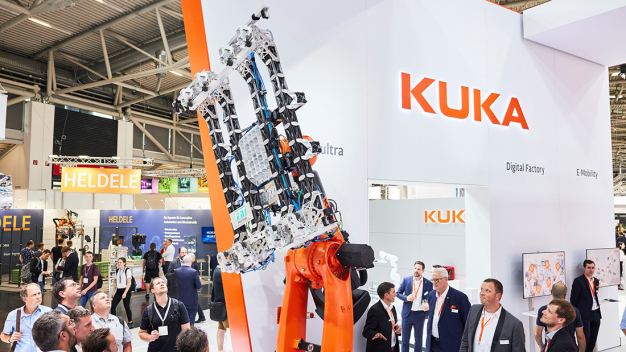 Auf der automatica 2022 konnten Besucher endlich wieder Maschinen in Aktion erleben. / At automatica 2022, visitors could finally experience machines in action again.