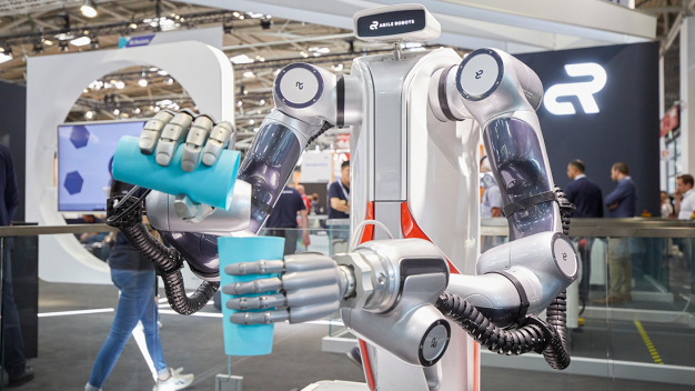 Lust auf einen Drink? Dieser Serviceroboter war auf der automatica 2022 gerne behilflich. / Fancy a drink? This service robot was happy to help at automatica 2022.