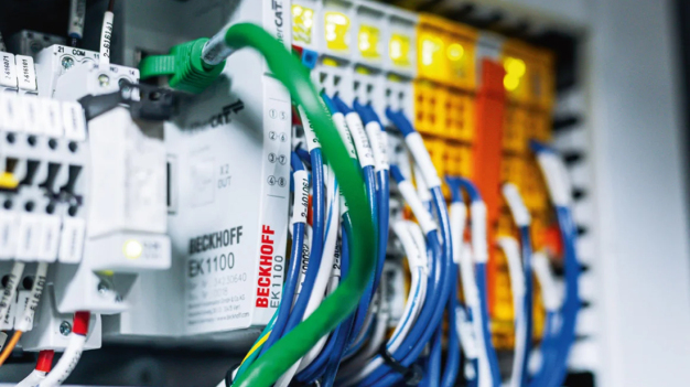 Automation NTH setzt eine Vielzahl von EtherCAT- und TwinSAFEKlemmen in der Montageanlage und der Bandzuführeinheit zur Versiegelung der Diagnosegeräte ein. / Automation NTH uses a wide variety of EtherCAT- and TwinSAFE I/0 terminals on the assembly machine and the reel feeder for sealing the diagnostic devices.