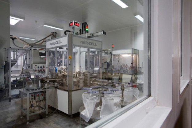 Automatische Montage im Reinraum bei Union Plastic / Production en salle blanche chez Union Plastic