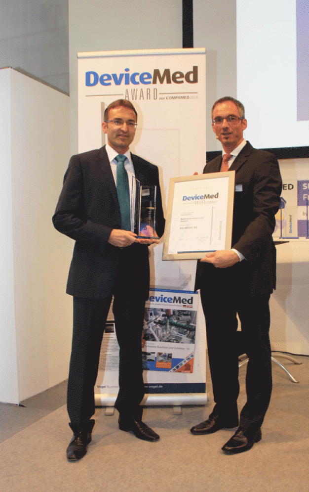 Dr. Thomas Jakob, Director Moulding/Pharma Solutions nahm den Preis von Peter Reinhardt, Chefredakteur der DeviceMed in Empfang. (Bild: DeviceMed) / Dr. Thomas Jakob, Director of Moulding/Pharma Solutions, accepted the prize from Peter Reinhardt, Chief Editor of DeviceMed. (Picture: DeviceMed)

