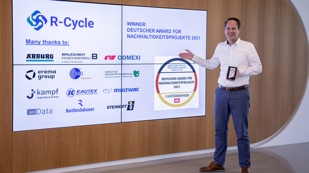 Dr. Benedikt Brenken, Direktor der R-Cycle Initiative, nimmt den Award stellvertretend für das gesamte Konsortium entgegen. (Foto: R-Cycle) / Dr. Benedikt Brenken, Director of the R-Cycle Initiative, accepts the award on behalf of the consortium. (Photo: R-Cycle)
Dr. Benedikt Brenken, Direktor der R-Cycle Initiative, nimmt den Award stellvertretend für das gesamte Konsortium entgegen. (Foto: R-Cycle) / Dr. Benedikt Brenken, Director of the R-Cycle Initiative, accepts the award on behalf of the consortium. (Photo: R-Cycle)