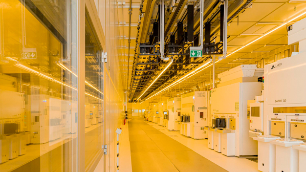 Blick in die Reinraumfertigung im Bosch Halbleiterwerk in Dresden. (Foto: Bosch) / View into the clean room production at the Bosch semiconductor plant in Dresden. (Picture: Bosch)