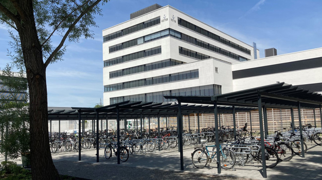 Überdacht und viel Stauraum: Hochmoderne Fahrrad-Parkmöglichkeiten sind nur eine von zahlreichen Nachhaltigkeitsmaßnahmen bei Vetter. (Bildquelle: Vetter Pharma International GmbH)