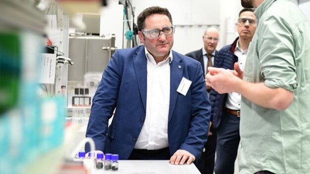 Batterie neu denken – nachhaltige Materialien, Batteriepass, Design for Recycling und Wiedergebrauch von Funktionsmaterialien – Staatssekretär Gotthardt besucht die Batte-riemanufaktur des Fraunhofer ISC. © Fraunhofer ISC