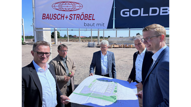 Stützenfest zum Baufortschritt am neuen Produktionsstandort in Dülmen-Nord: (V. l. n. r.) Standortleiter Gregor Balster (Bausch+Ströbel), Vorstandsmitglieder und Gesellschafter Thorsten Bullinger und Markus Ströbel (Bausch+Ströbel), Niederlassungsleiter Christian Terwey (Goldbeck) und Bürgermeister Carsten Hövekamp. (Copyright: Goldbeck)