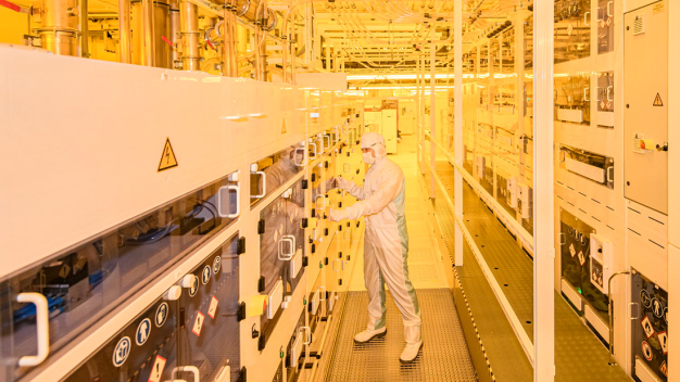 Blick in die Reinraumfertigung im Bosch Halbleiterwerk in Dresden. (Foto: Bosch) / View into the clean room production at the Bosch semiconductor plant in Dresden. (Picture: Bosch)