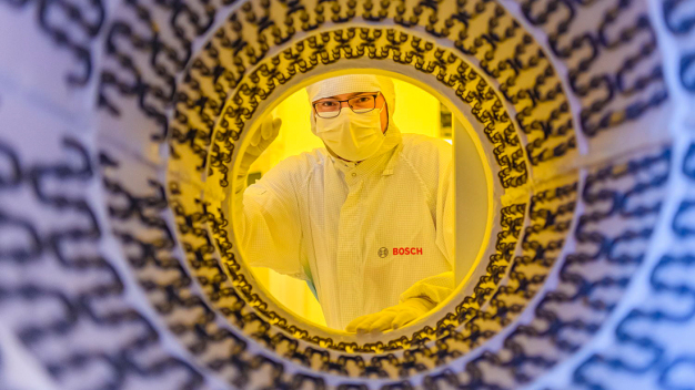 Ein Applikationsingenieur prüft im Bosch Halbleiterwerk in Dresden Heizkassetten für Hochtemperaturöfen. (Foto: Bosch) / An application engineer checks heating cassettes for high-temperature furnaces at the Bosch semiconductor plant in Dresden, Germany. (Picture: Bosch)