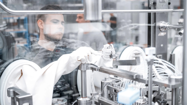 Mit einer Übergabelösung wird das Handling innerhalb des Isolators wesentlich vereinfacht. In Kombination mit Peak-Vorrichtungen lässt sich die Installation der Rotationskolbenpumpe ohne direkten Kontakt dieser produktberührenden Materialien realisieren. / A transfer solution significantly simplifies handling within the isolator. In combination with peak devices, the rotary piston pump can be installed without direct contact with these product-contacting materials.