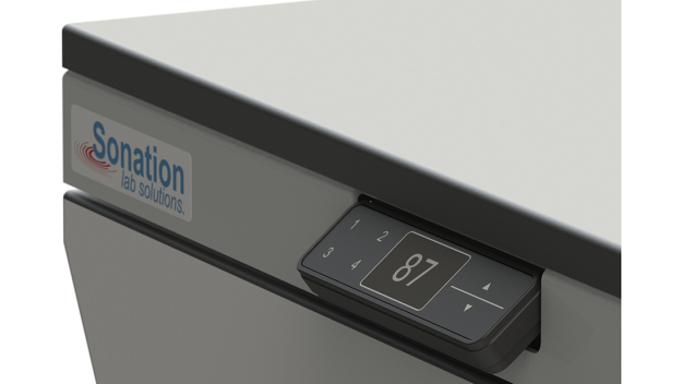 Über das Bedienpanel sind bis zu vier Zwischenpositionen speicherbar, sodass verschiedene Personen ergonomisch an Labor-Geräten arbeiten können. (Quelle: Sonation GmbH) / Four different positions can be stored by the control-panel. This option ensures that lab workers can work comfortably and ergonomically irrespective of height. (Source: Sonation GmbH)