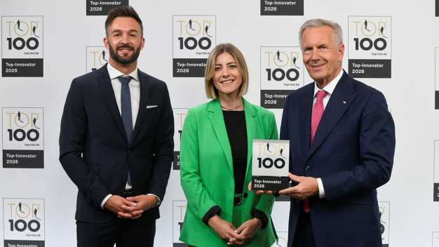 Ramona Mayer, Directrice des Ressources Humaines, et Philipp Maximilian Strasser, Vice-Président Finance & Administration, ont reçu des mains de Christian Wulff le label Top 100 pour leur forte capacité d'innovation. (Remise du Top 100 : KD Busch/compamedia)