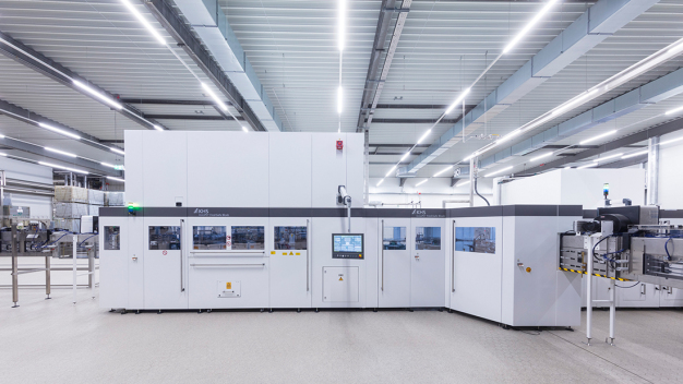 Die Plasmax-Beschichtungstechnologie schützt sensible Getränke und flüssige Lebensmittel vor Sauerstoffeinfluss und CO2-Verlust und macht sie deutlich länger haltbar – bei voller Recyclingfähigkeit der Flaschen. (Quelle: Frank Reinhold) / Plasmax coating technology protects sensitive beverages and liquid foods against oxidation and loss of CO2, allowing them to keep for considerably longer – plus the bottles are fully recyclable. (Source: Frank Reinhold) Die Plasmax-Beschichtungstechnologie schützt sensible Getränke und flüssige Lebensmittel vor Sauerstoffeinfluss und CO2-Verlust und macht sie deutlich länger haltbar – bei voller Recyclingfähigkeit der Flaschen. (Quelle: Frank Reinhold) / Plasmax coating technology protects sensitive beverages and liquid foods against oxidation and loss of CO2, allowing them to keep for considerably longer – plus the bottles are fully recyclable. (Source: Frank Reinhold)