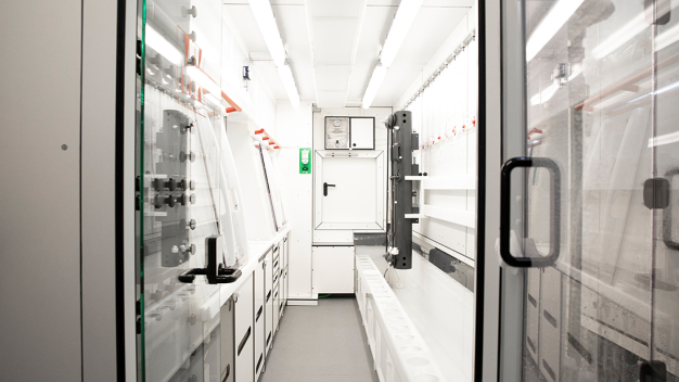 Blick in den Container.  Auf der linken Seite befinden sich die Arbeitsbereiche, rechts sind die Halterungen für die CTD-Flaschen zu sehen. (Foto: MK Versuchsanlagen)