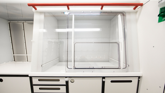 Das MK-Container-Labor auf der Polarstern verfügt über einige hochseespezifische Einrichtungen, wie Haltestangen für die Wissenschaftler oder eine Notausstiegsluke. (Foto: MK Versuchsanlagen) Das MK-Container-Labor auf der Polarstern verfügt über einige hochseespezifische Einrichtungen, wie Haltestangen für die Wissenschaftler oder eine Notausstiegsluke. (Foto: MK Versuchsanlagen)