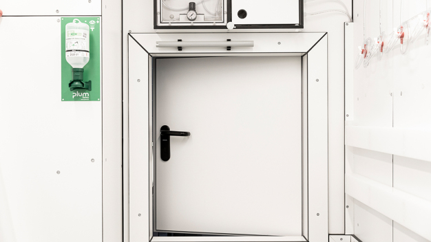 Das MK-Container-Labor auf der Polarstern verfügt über einige hochseespezifische Einrichtungen, wie Haltestangen für die Wissenschaftler oder eine Notausstiegsluke. (Foto: MK Versuchsanlagen) Das MK-Container-Labor auf der Polarstern verfügt über einige hochseespezifische Einrichtungen, wie Haltestangen für die Wissenschaftler oder eine Notausstiegsluke. (Foto: MK Versuchsanlagen)