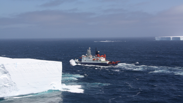 Die Polarstern im Einsatz. (Copyright: F. Mehrtens) Die Polarstern im Einsatz. (Copyright: F. Mehrtens)